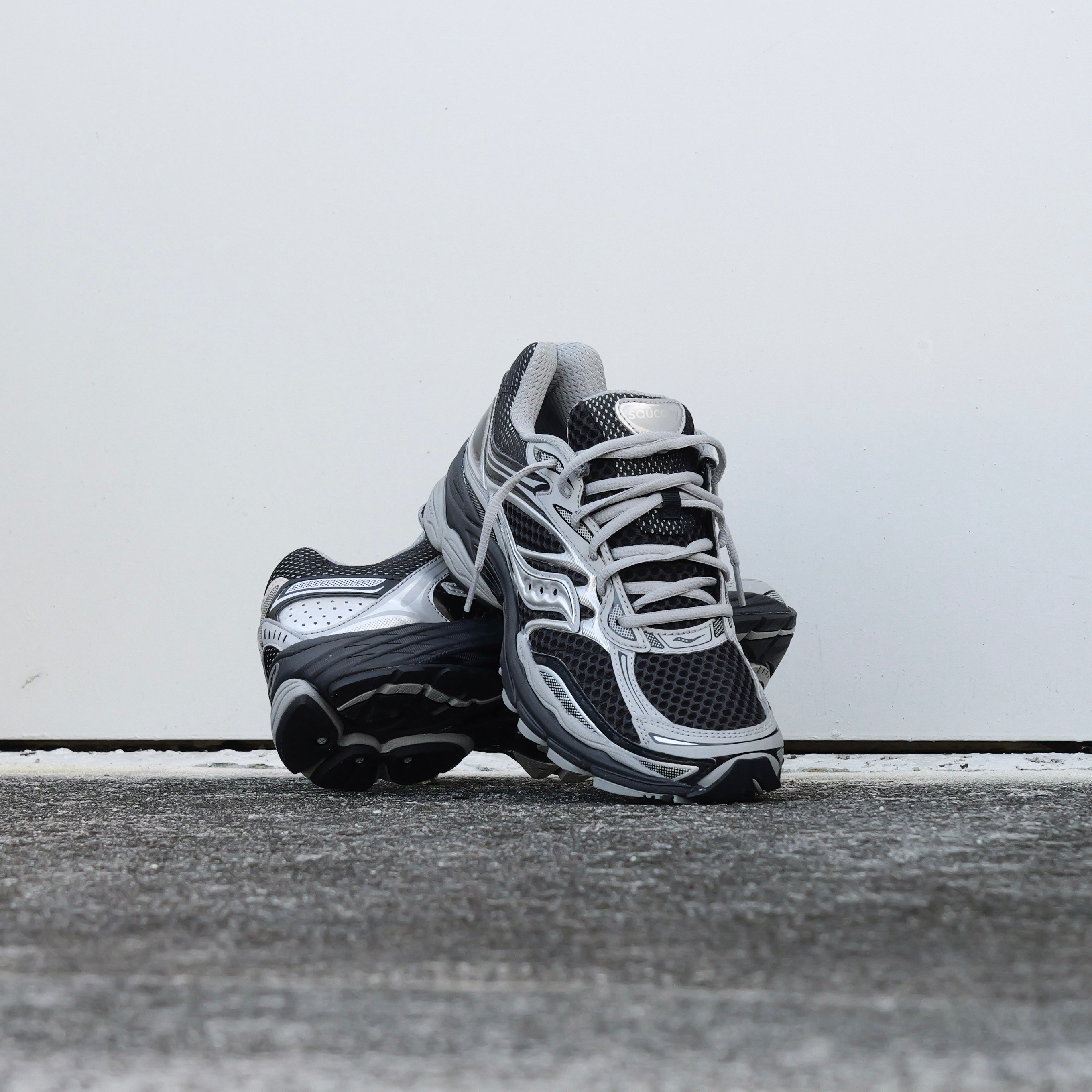 Mens Saucony ProGrid Omni 9 (Black/Silver)