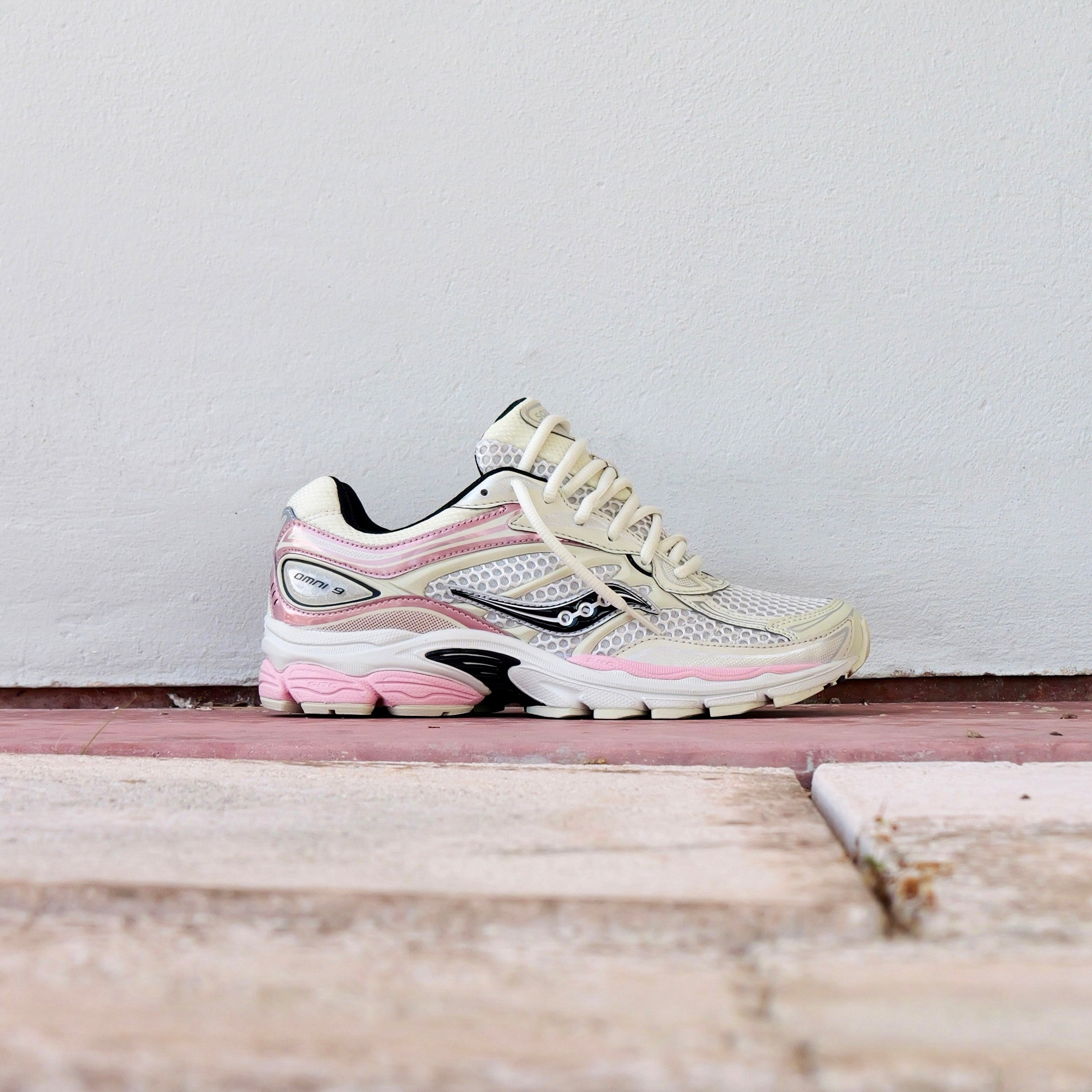 Mens Saucony ProGrid Omni 9 (Eggshell/Touch)