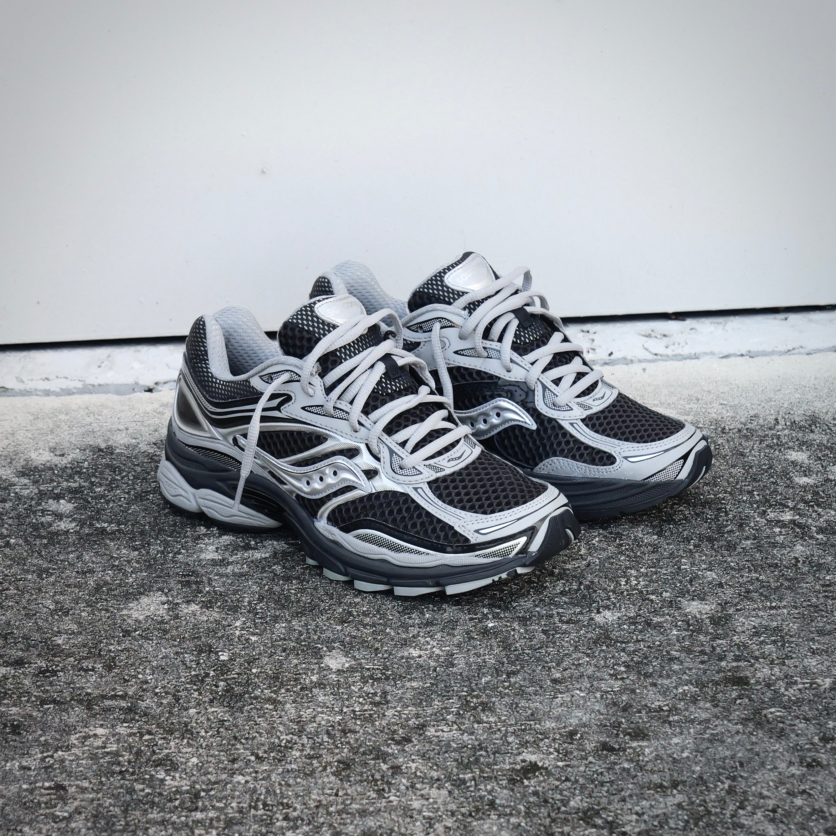 Mens Saucony ProGrid Omni 9 (Black/Silver)