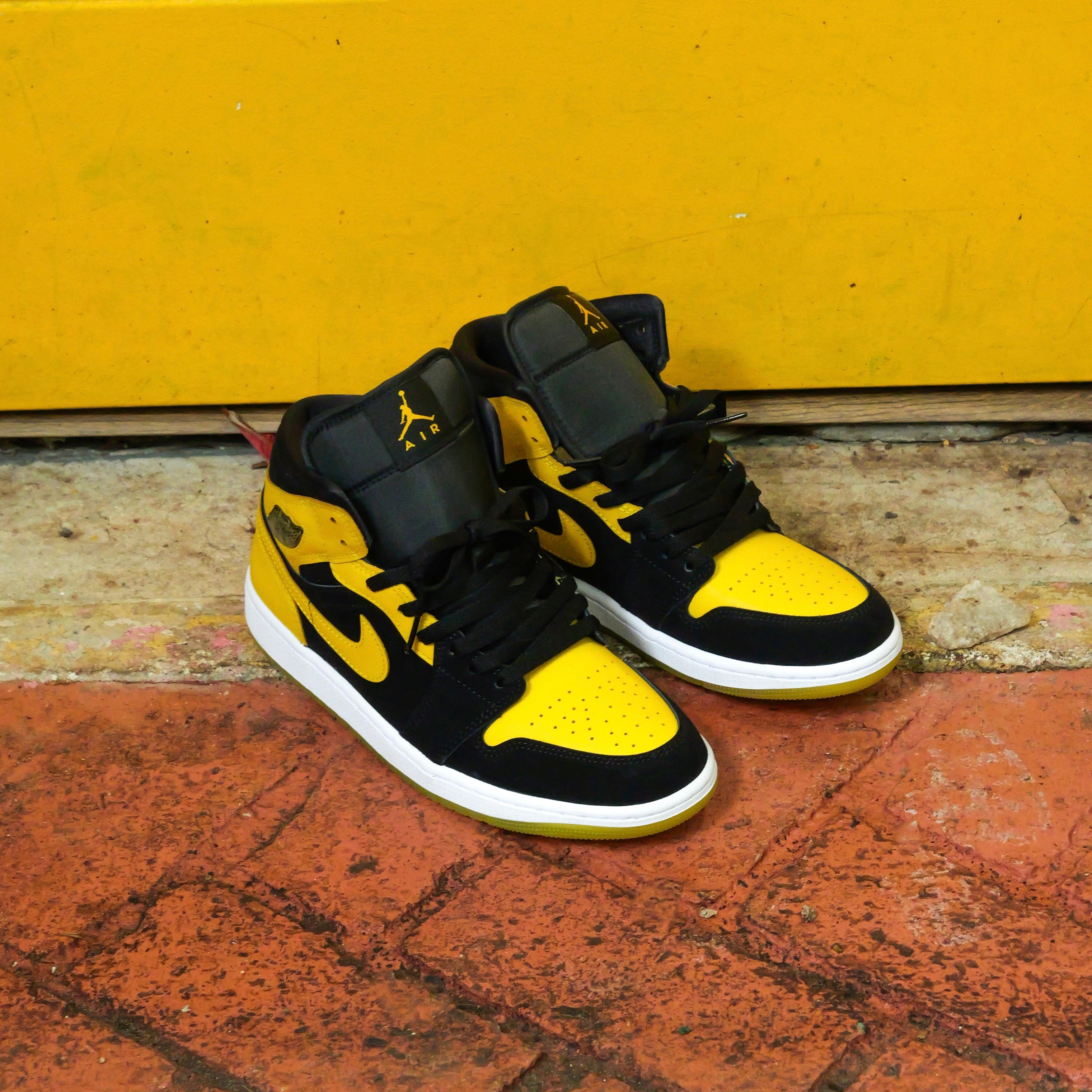 Mens Air Jordan 1 Mid SE (Black/White/Varsity Maize)