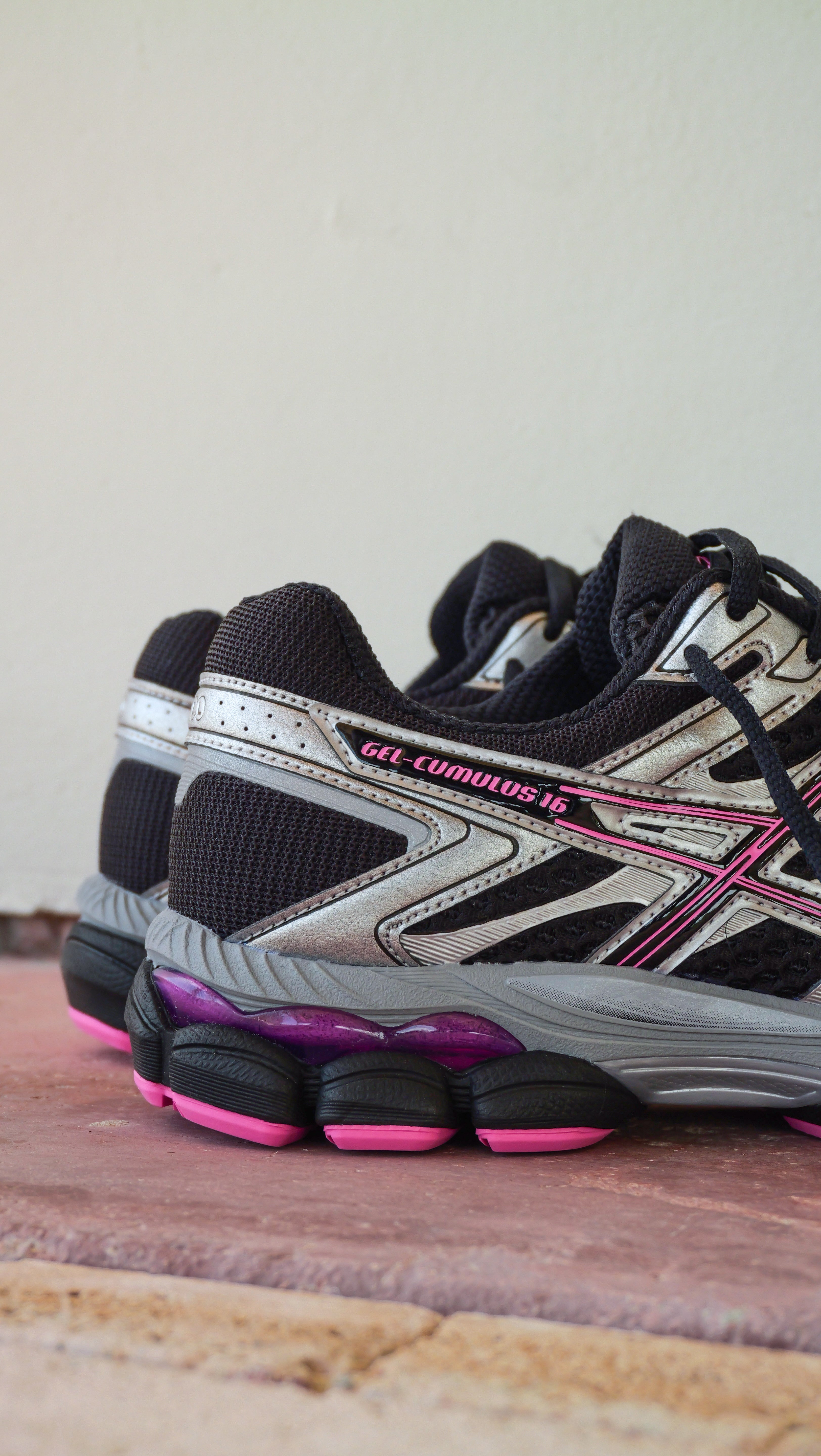 Mens Asics Gel-Cumulus 16 (Black/Dragon Fruit)