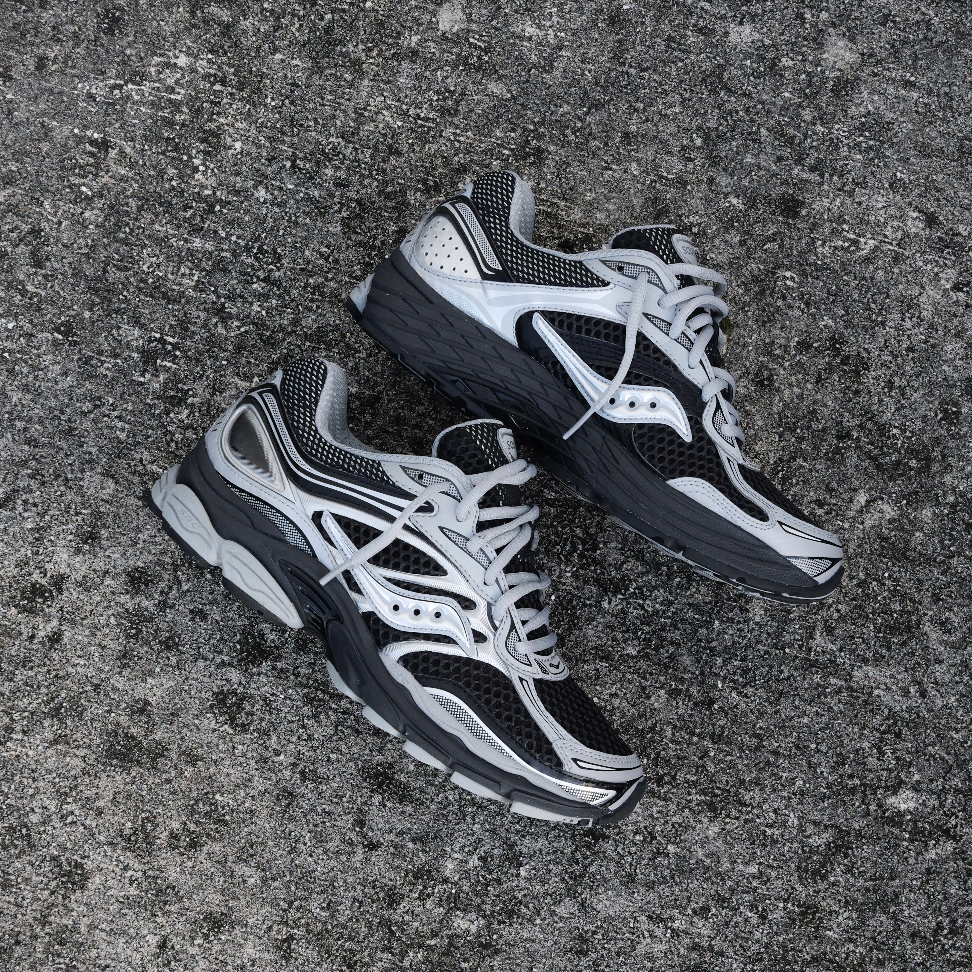Mens Saucony ProGrid Omni 9 (Black/Silver)