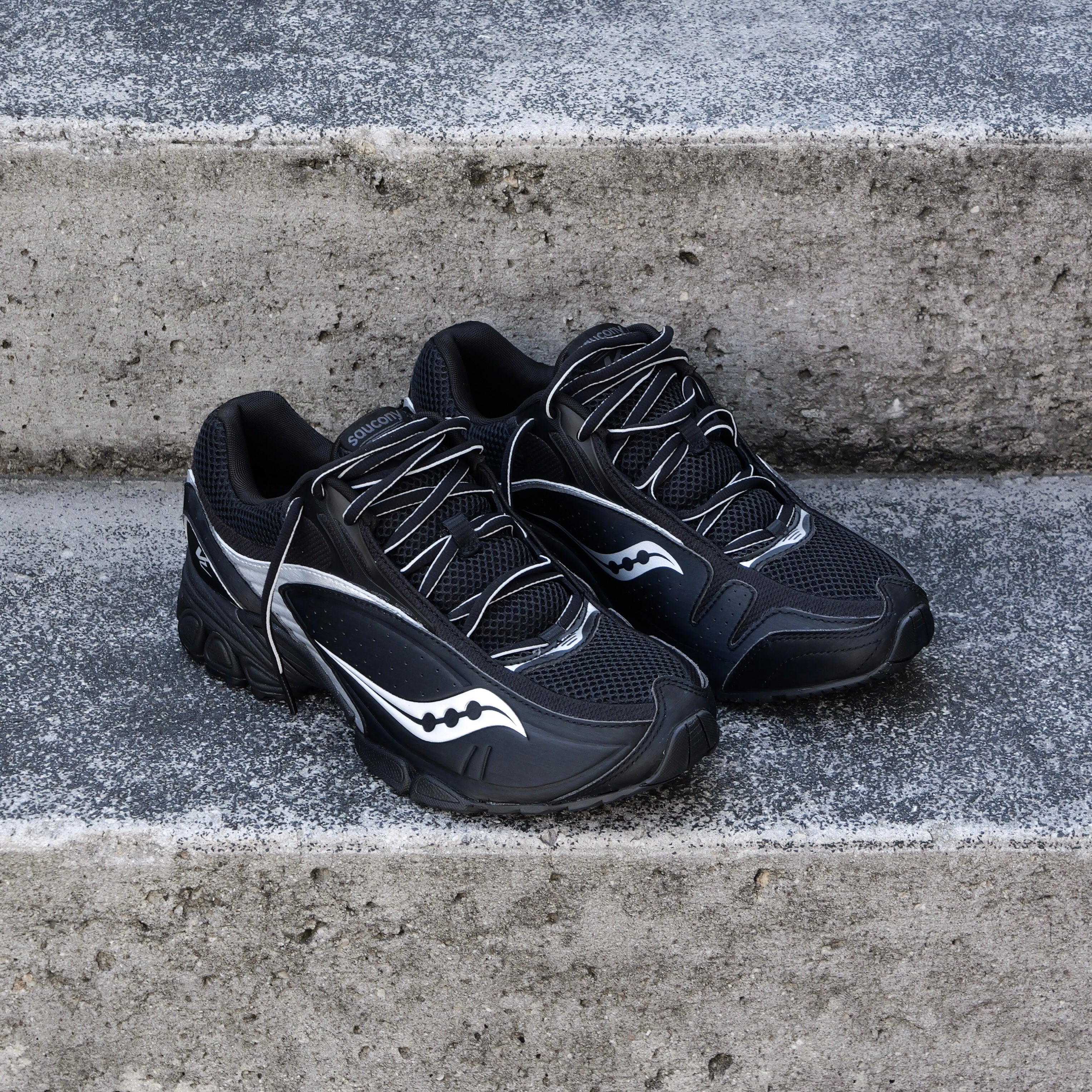 Mens Saucony ProGrid V2 (Black/Silver) - Saucony