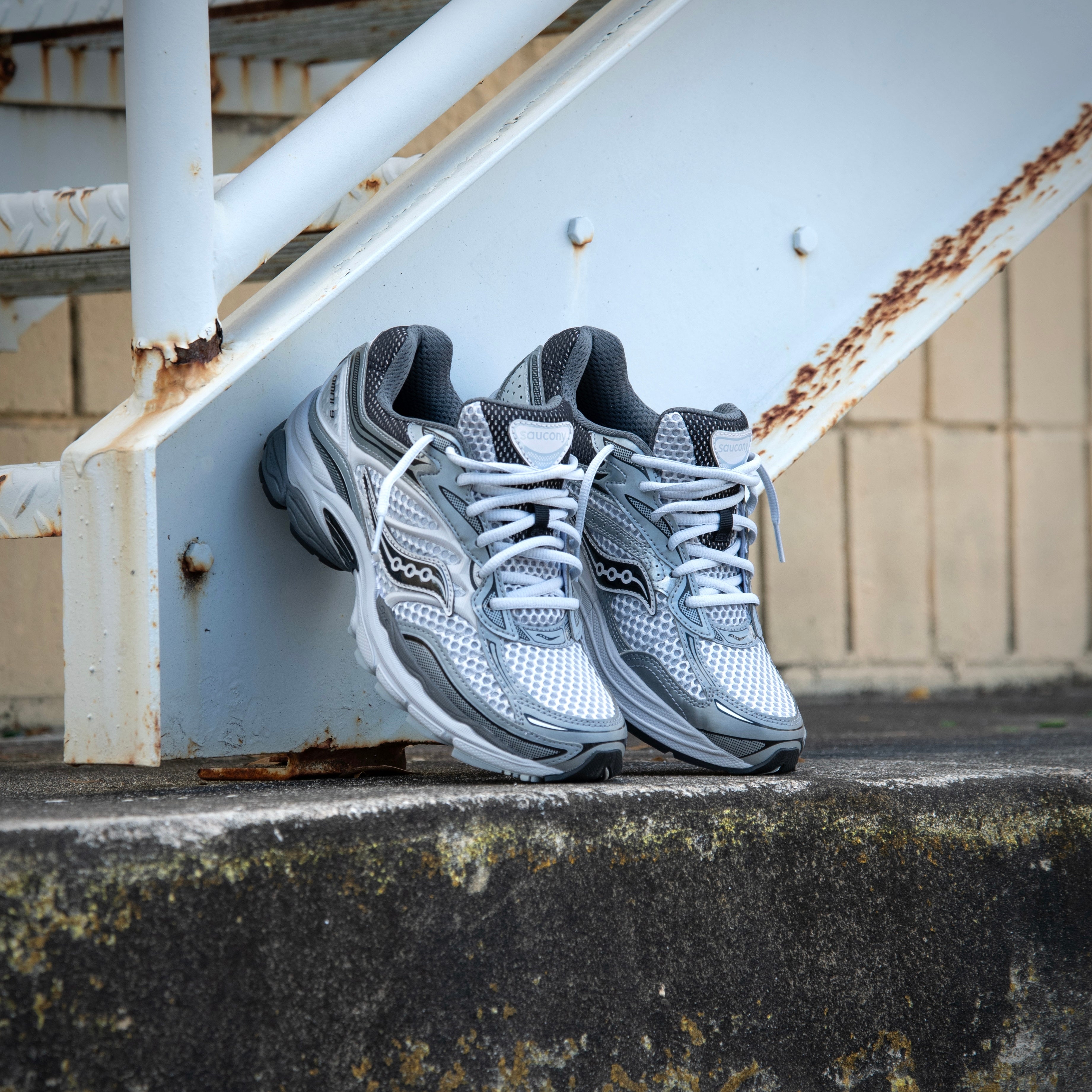 Mens Saucony ProGrid Omni 9 (Microchip/Gris) - Saucony