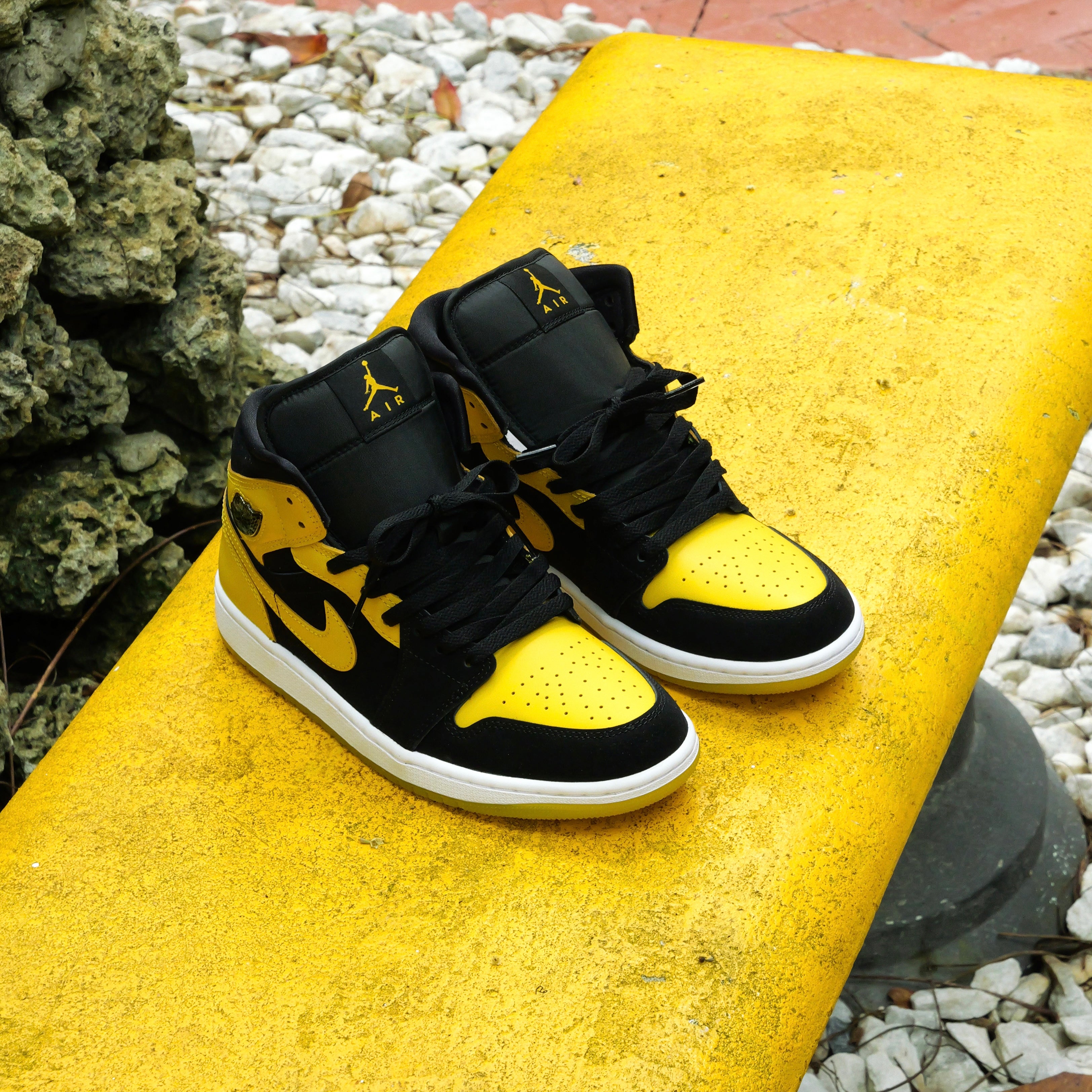 Mens Air Jordan 1 Mid SE (Black/White/Varsity Maize)