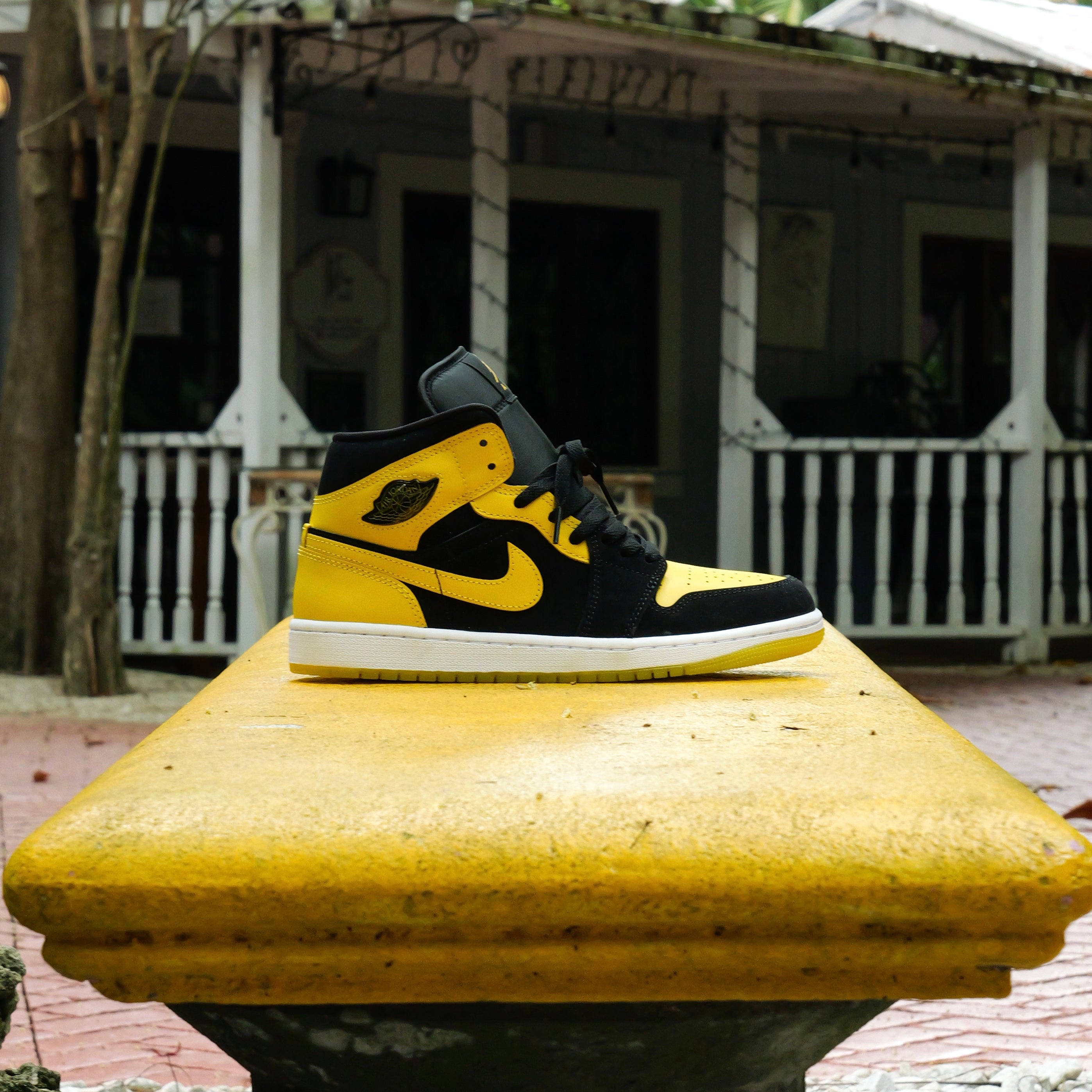 Mens Air Jordan 1 Mid SE (Black/White/Varsity Maize)