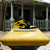 Mens Air Jordan 1 Mid SE (Black/White/Varsity Maize)