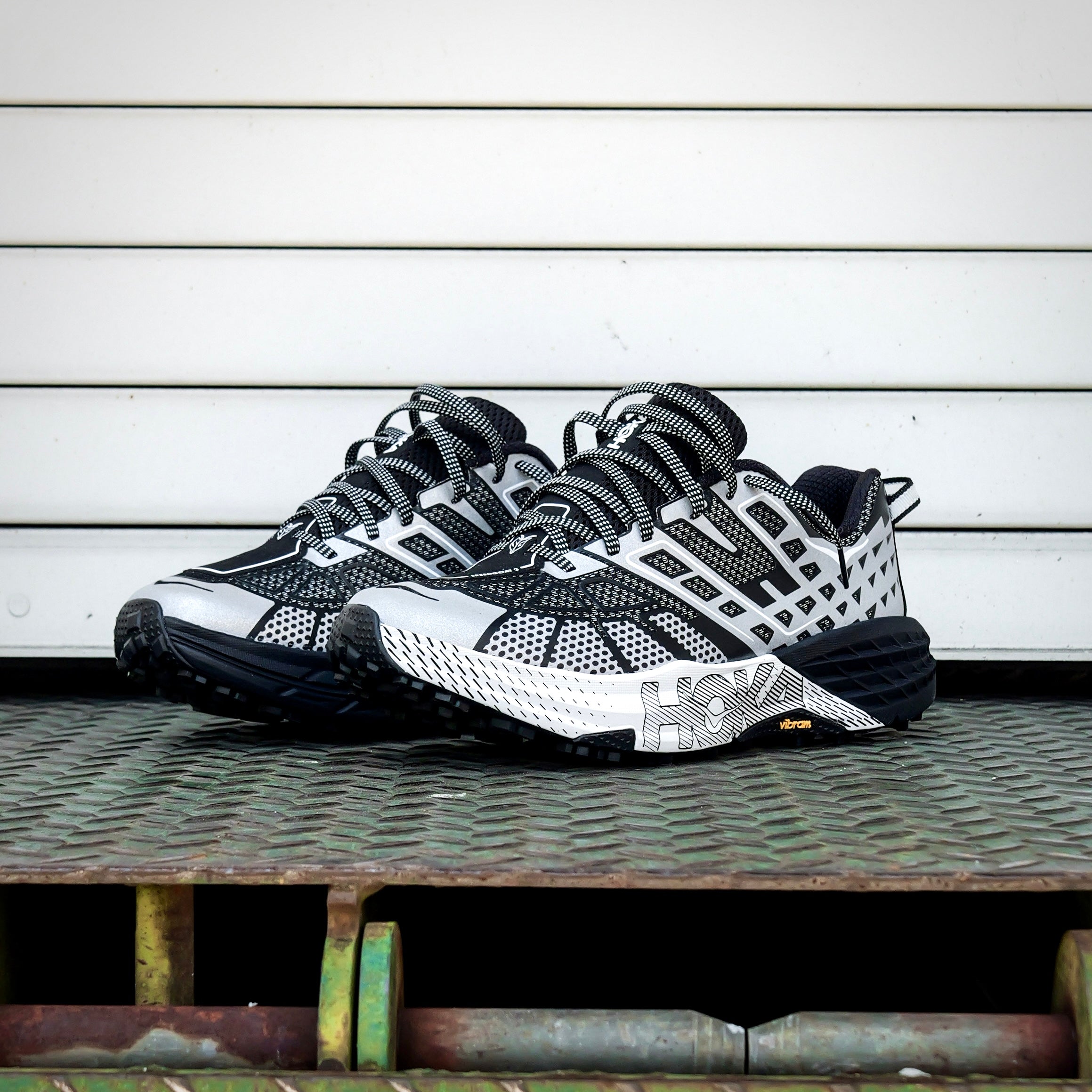 Hoka SpeedGoat 2 TS BKSTR (Black / Stardust)