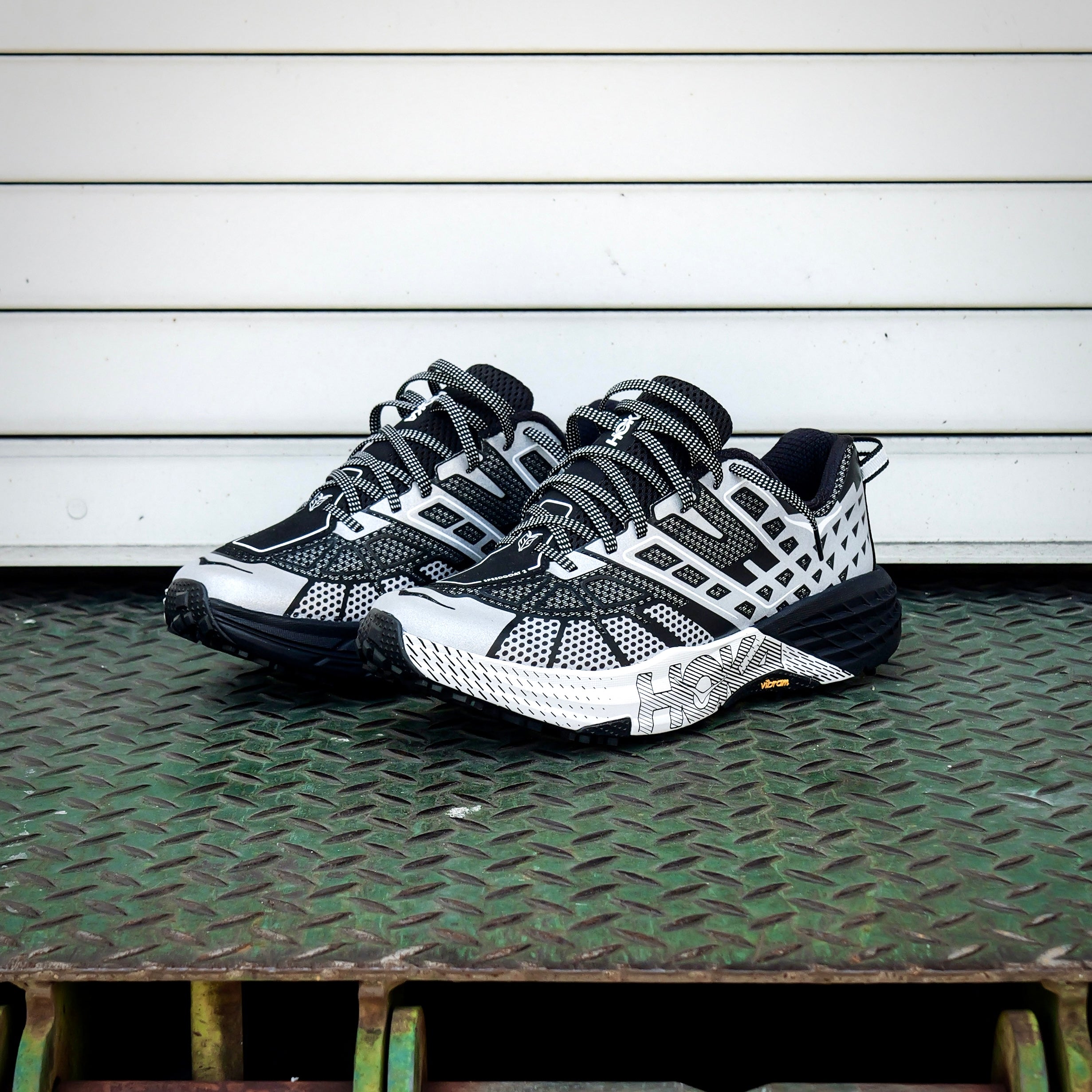 Hoka SpeedGoat 2 TS BKSTR (Black / Stardust)