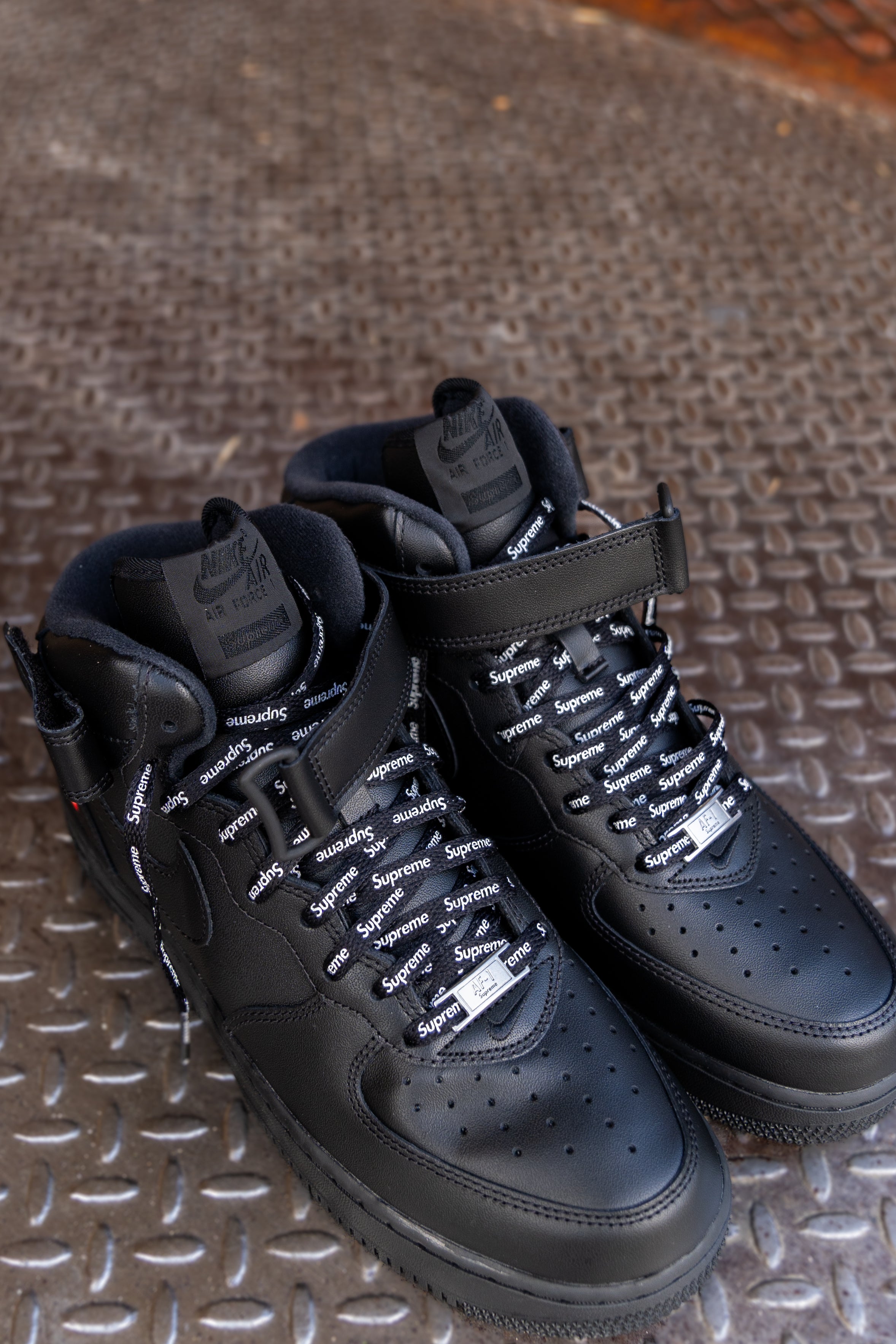 Nike x Supreme Air Force 1 Mid SP (Black)