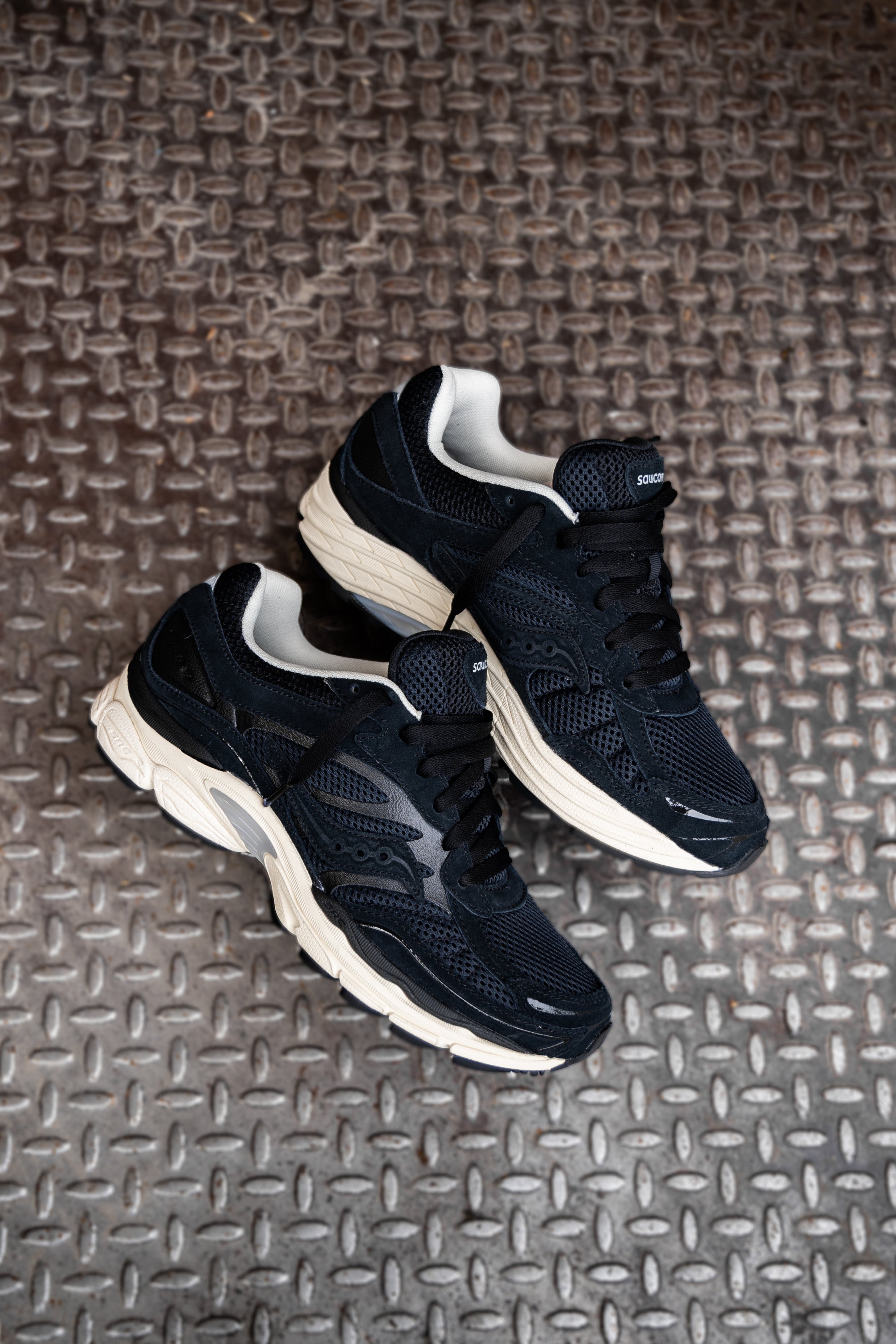 Mens Saucony OG ProGrid Omni 9 (Black/Cream)