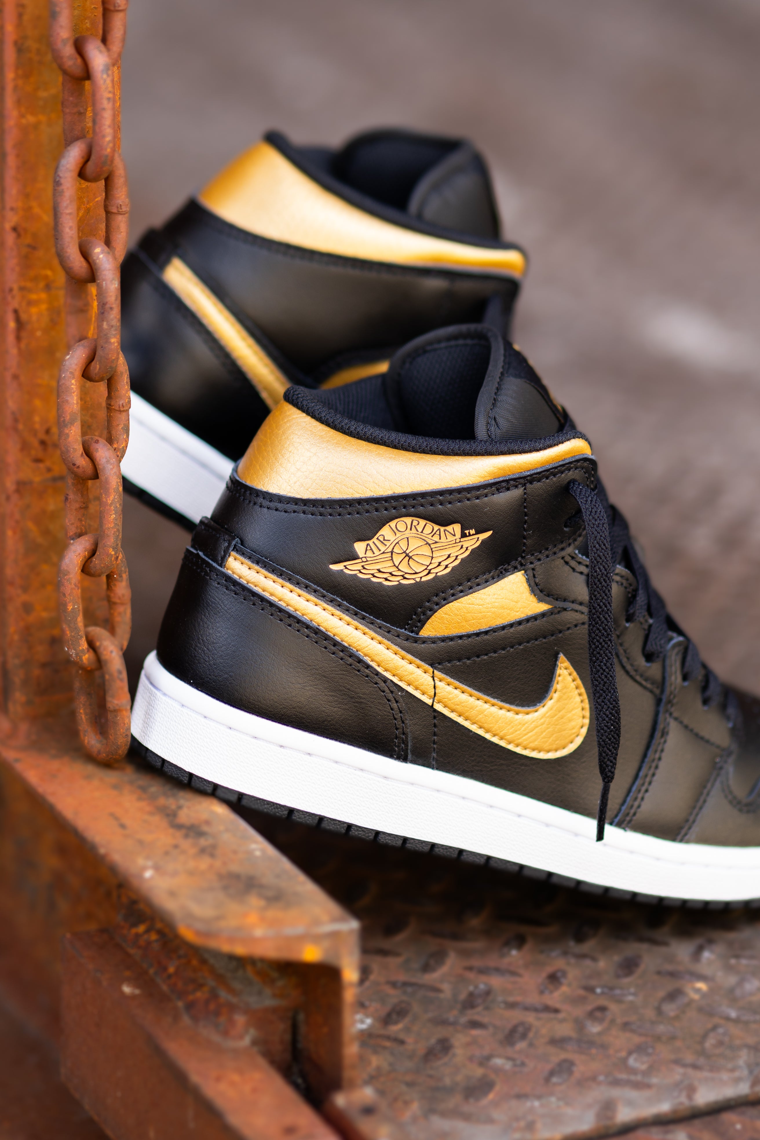 Mens Air Jordan 1 Mid (Black/Metallic Gold/White)