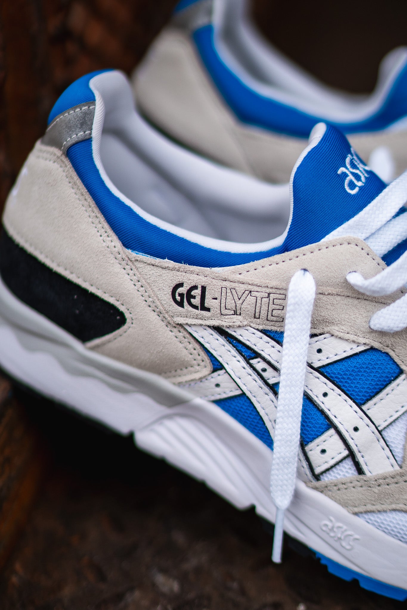 Mens Asics Gel-Lyte V (White/Electric Blue) - SNEAKER TOWN