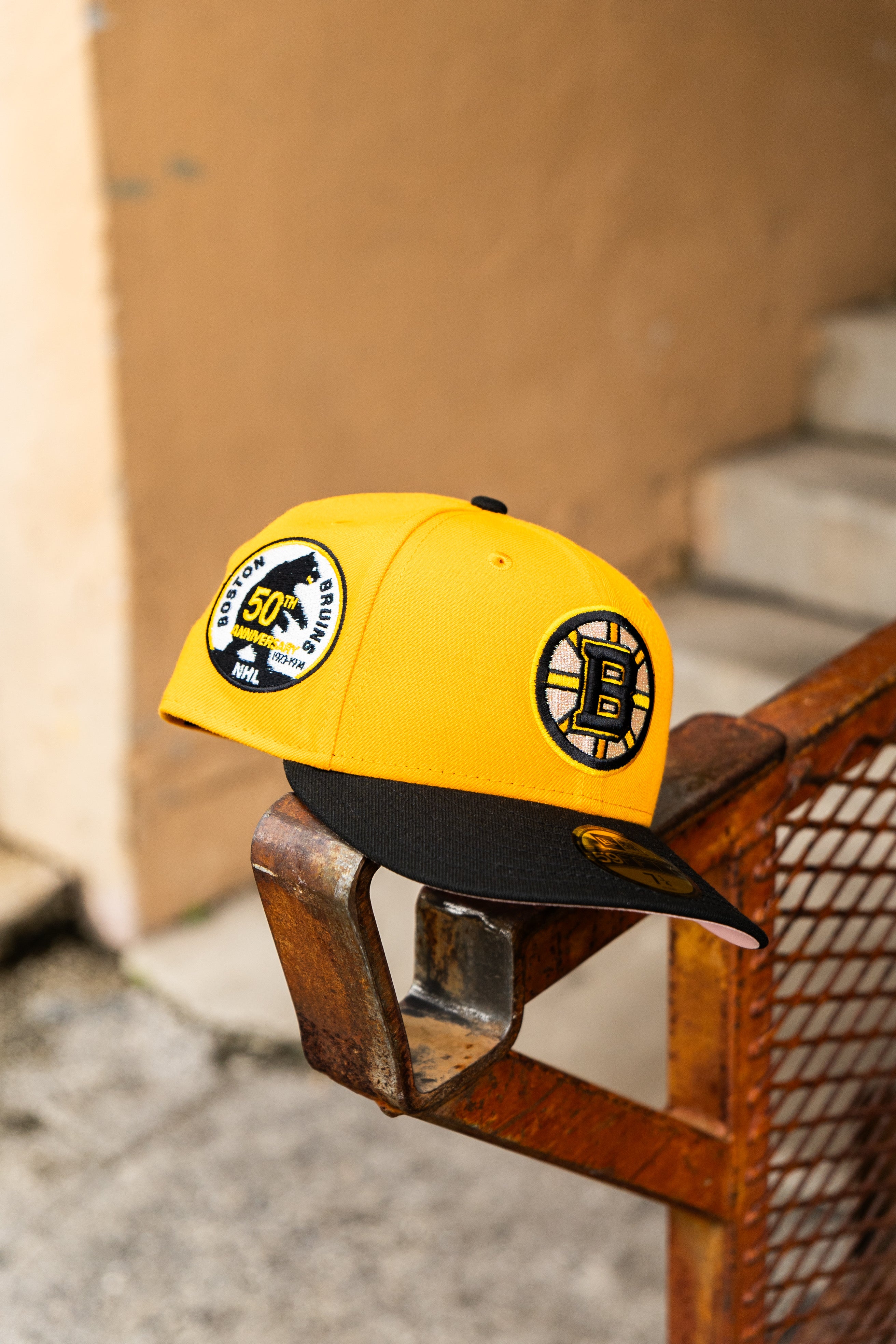 New Era Boston Bruins 50th Anniversary Pink UV 59Fifty Fitted (Gold/Black)