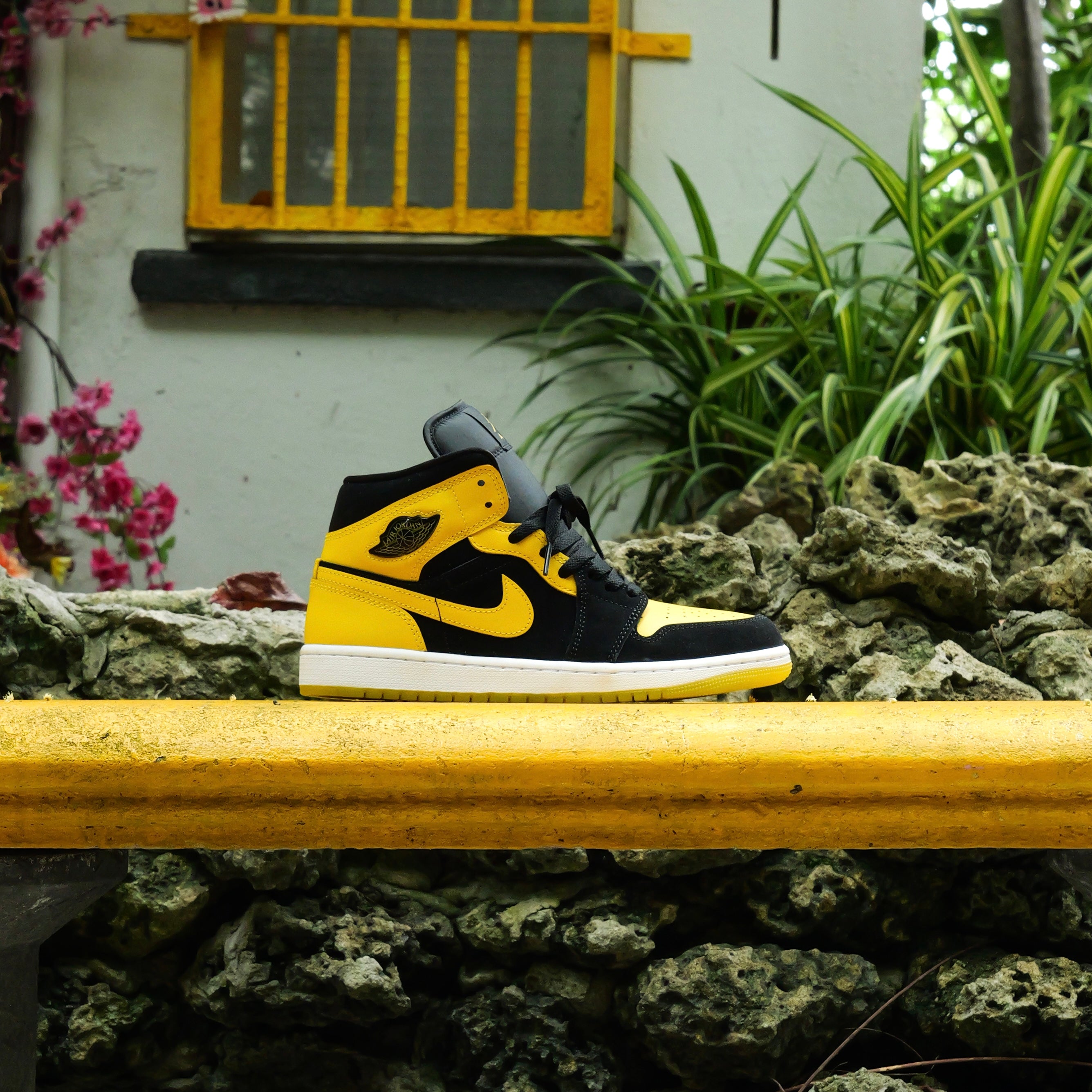 Mens Air Jordan 1 Mid SE (Black/White/Varsity Maize)
