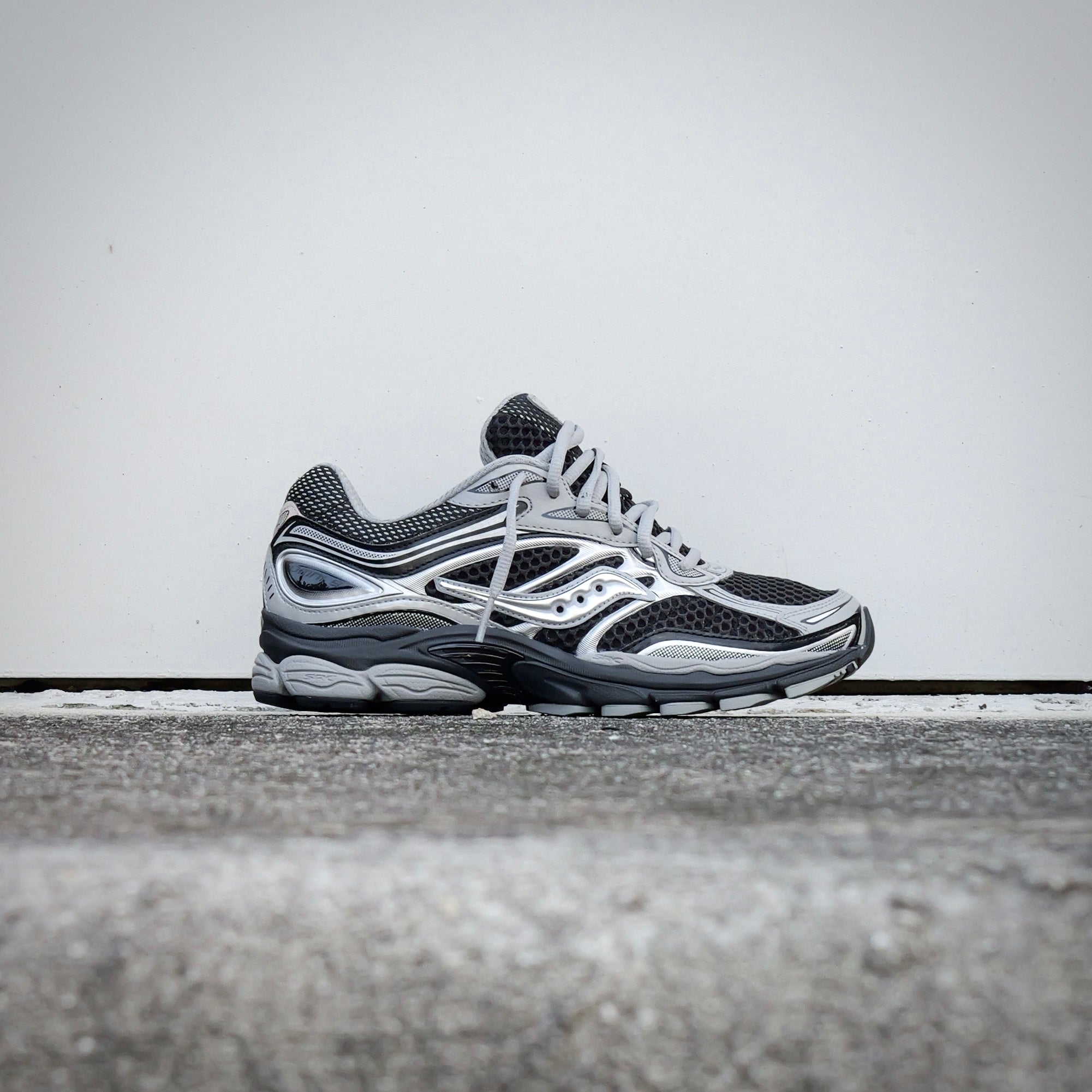Mens Saucony ProGrid Omni 9 (Black/Silver)