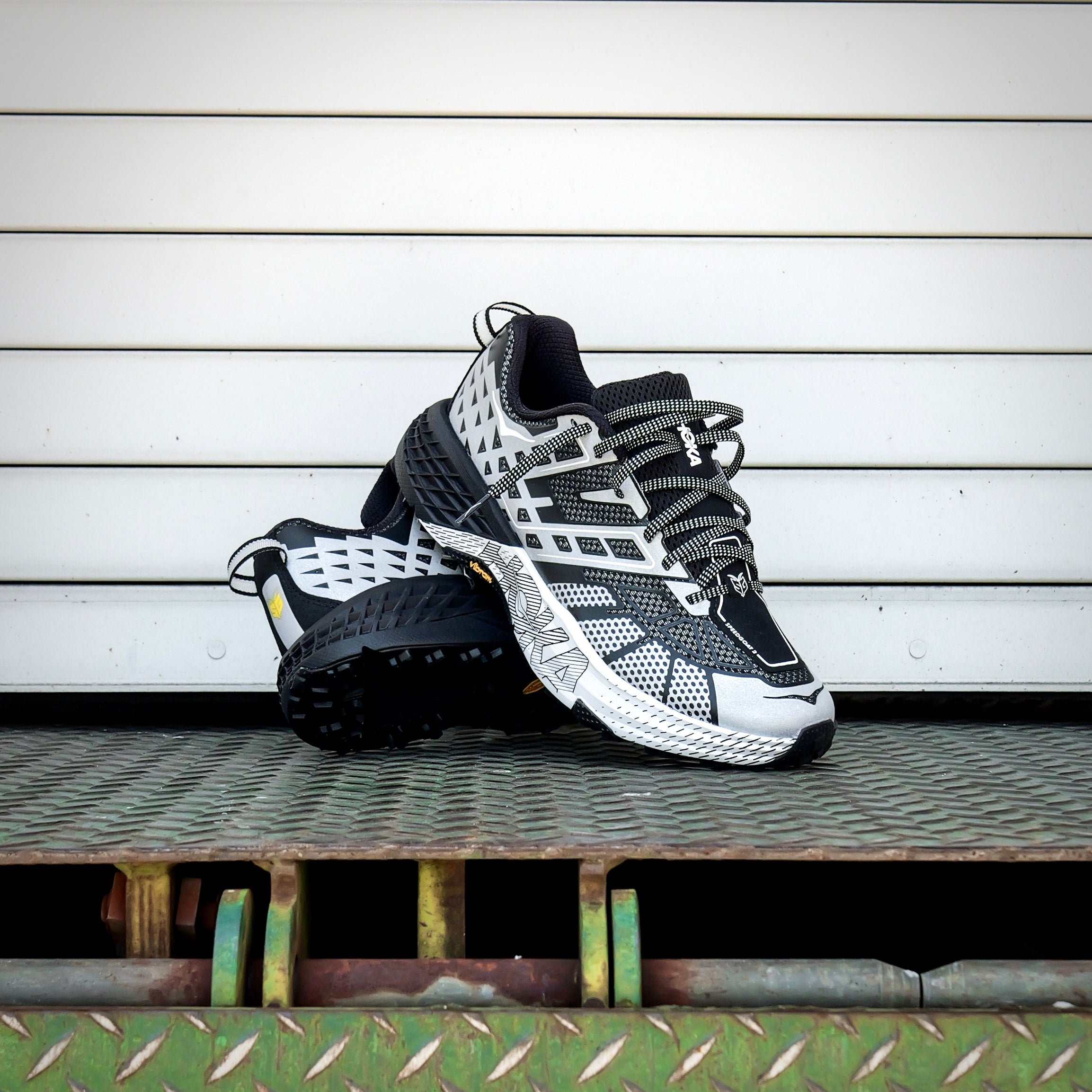 Hoka SpeedGoat 2 TS BKSTR (Black / Stardust)