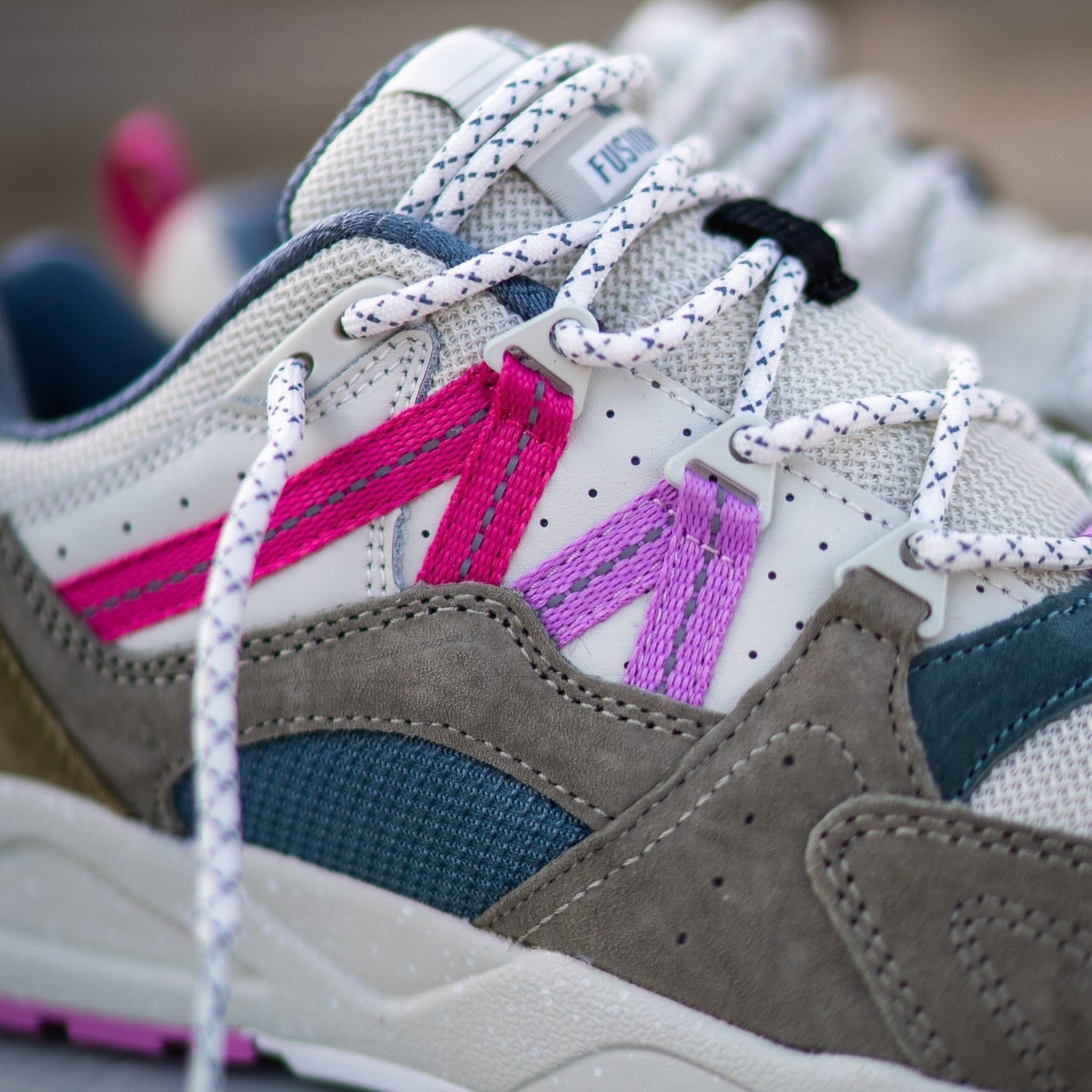 Karhu Fusion 2.0 (Abbey Stone/Pink Yarrow) - Karhu